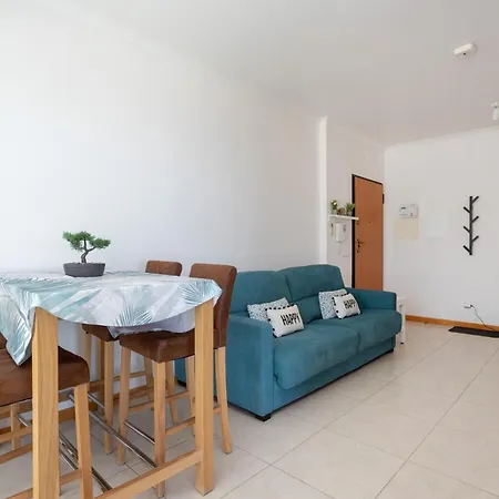 Bijou Flat Front, Sea Views, Pool, Garage *