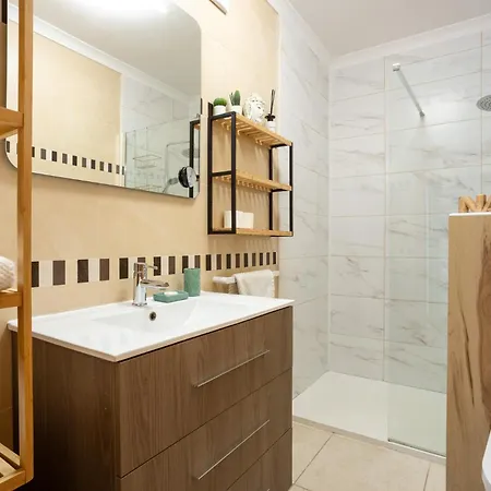 Bijou Flat Front, Sea Views, Pool, Garage *